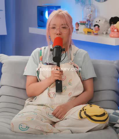 Lilypichu Mic In Hand Pose OnlyFans Photo Leaked