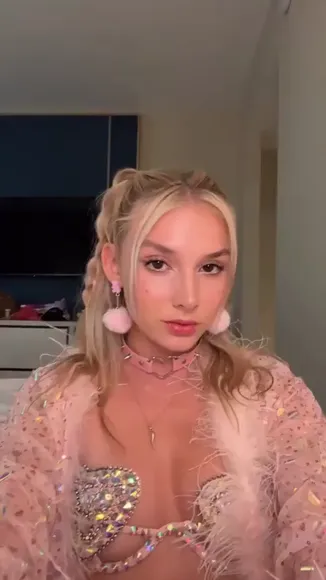 Linabelfiore Feathered Pink Bra Tease OnlyFans Video Leaked