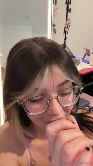 Links Groupie Pink Bra Tease With Toy OnlyFans Video Leaked