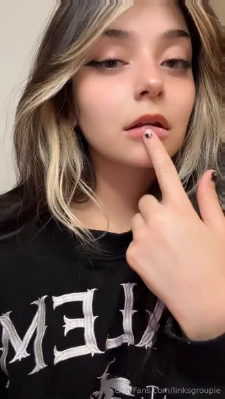 Links Groupie Tongue Tease With Drool OnlyFans Video Leaked