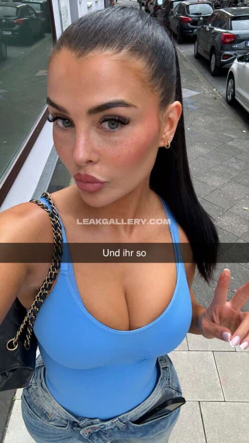 Lisadelpiero Low-Cut Blue Bodysuit OnlyFans Photo Leaked