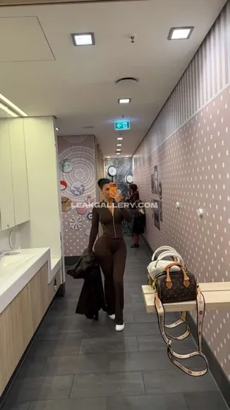 Lisadelpiero Tight Bodysuit Strut OnlyFans Photo Leaked