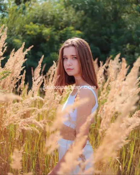 Lisavoroncova White Crop Top Tease OnlyFans Photo Leaked