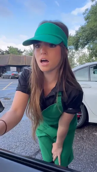 Littleleah100 Green Apron Tease OnlyFans Video Leaked