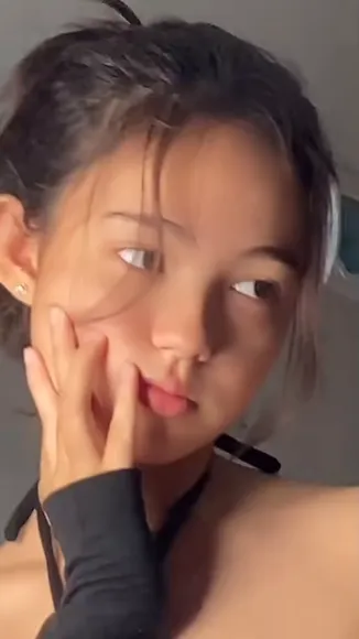 Lizdelaloy Deep V Halter Top OnlyFans Video Leaked
