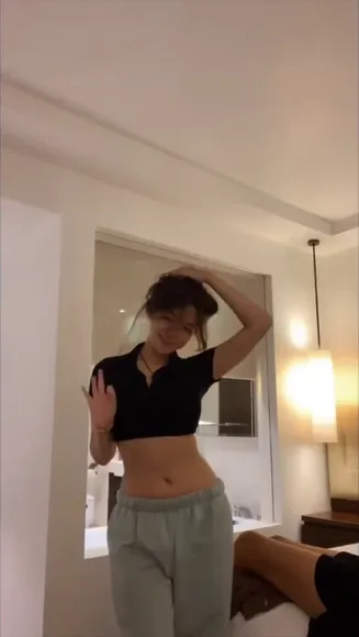 Lizdelaloy Black Crop Top Tease OnlyFans Video Leaked