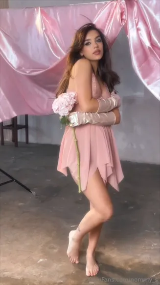 Loless Pink Dress Leg Flash OnlyFans Video Leaked