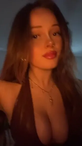 Louiselaing5 Deep V Neck Tease OnlyFans Video Leaked