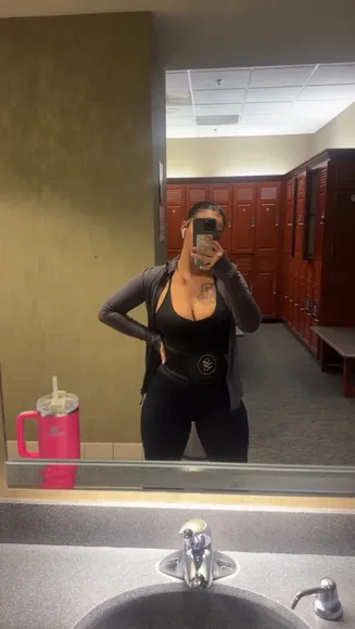 Lovelylesh Gym Locker Room Selfie OnlyFans Video Leaked