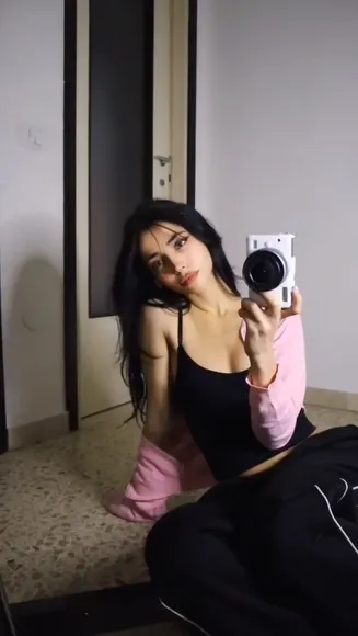 Lucrelisa Black Cami And Pink Robe OnlyFans Video Leaked