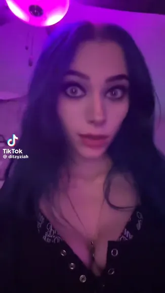 Luvziah Midriff Baring Crop Top OnlyFans Video Leaked