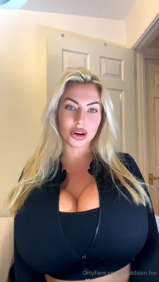 Maddison_ox Deep Cleavage Zipper Top OnlyFans Video Leaked