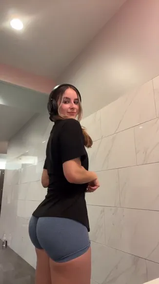 Makaylamcquoid Tight Shorts Ass Pose OnlyFans Video Leaked