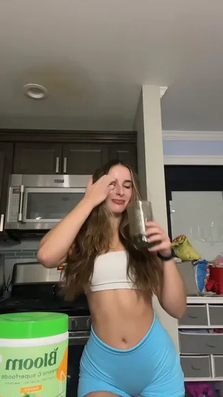 Makaylamcquoid Midriff Baring Crop Top OnlyFans Video Leaked