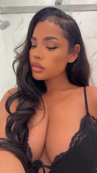 Malaikaterry Lace Bra Tease OnlyFans Video Leaked