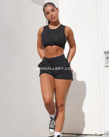 Malaikaterry Sporty Crop Top Pose OnlyFans Photo Leaked