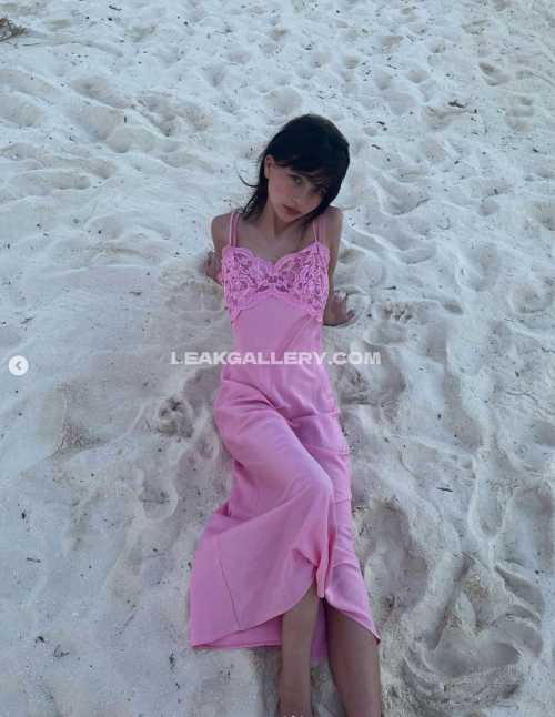 Malinaweissman Exclusive Leaked Nude OnlyFans #14894960
