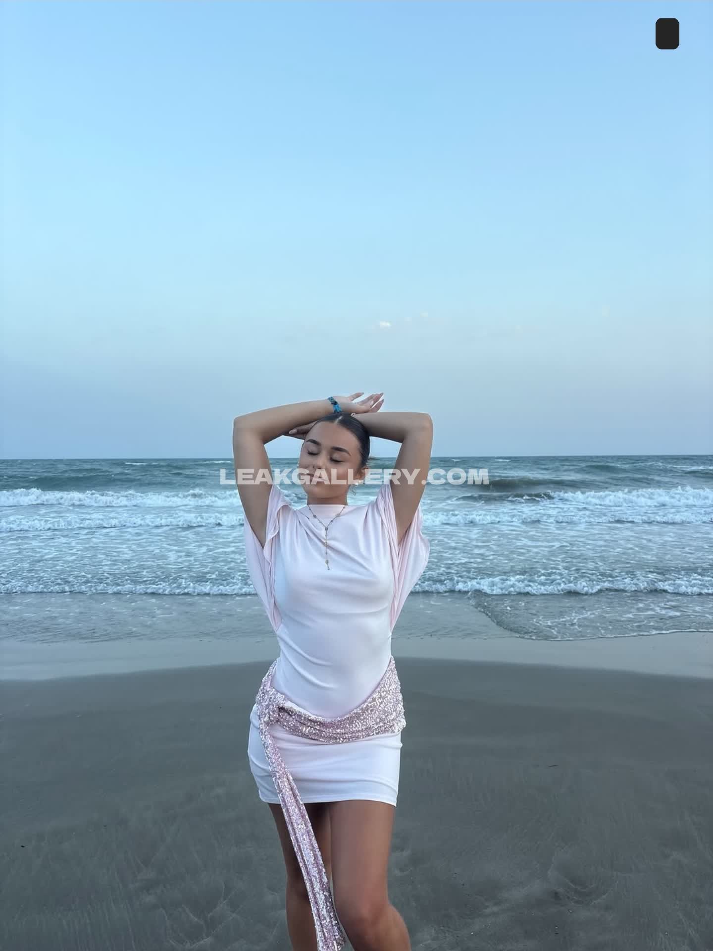 Malou_lcr19 White Top Beach Pose OnlyFans Photo Leaked