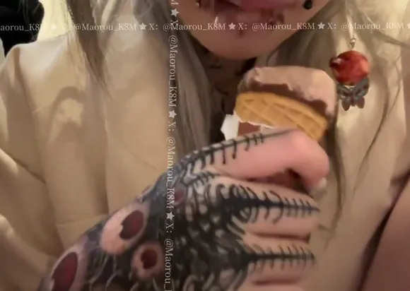 Maorou_k8m Tattooed Hand Holding Ice Cream OnlyFans Video Leaked
