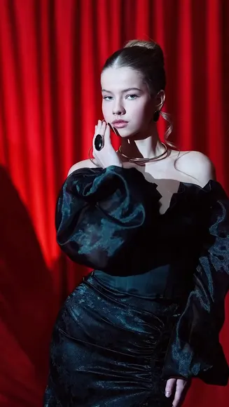 Maria_talanovaa Off-Shoulder Black Gown Pose OnlyFans Video Leaked