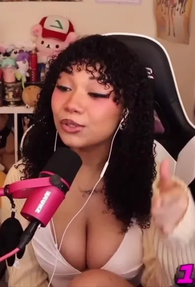 Mariiiisel Low-Cut Top Tease OnlyFans Video Leaked