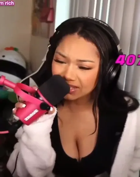 Mariiiisel Deep V Crop Top OnlyFans Video Leaked