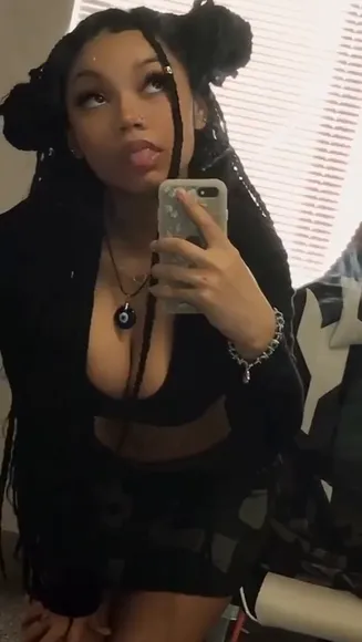 Mariiiisel Deep V Crop Top OnlyFans Video Leaked