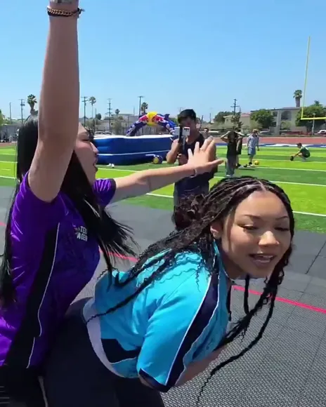 Mariiiisel Sporty Blue Jersey Bend OnlyFans Video Leaked