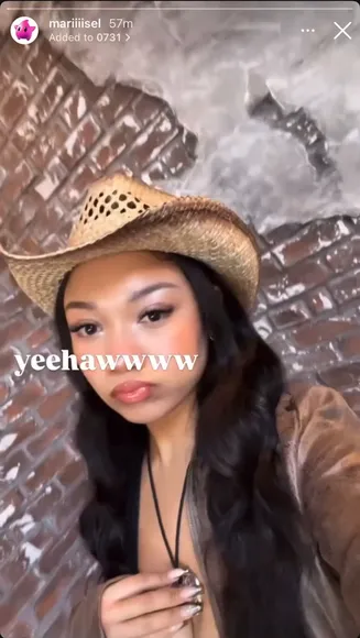 Mariiiisel Deep V-Neck Tease OnlyFans Video Leaked