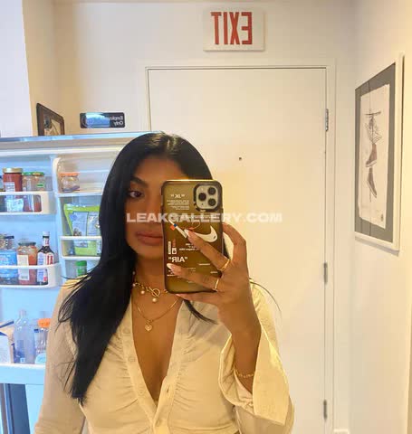 Matildem Deep V Neck Tease OnlyFans Photo Leaked