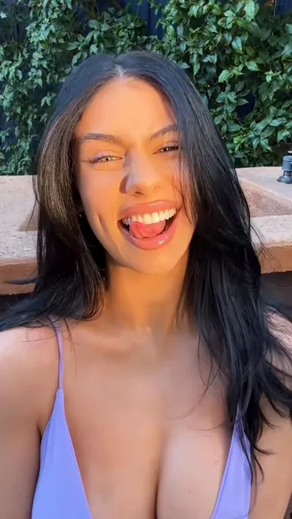 Maud Deep V Neckline Tease OnlyFans Video Leaked