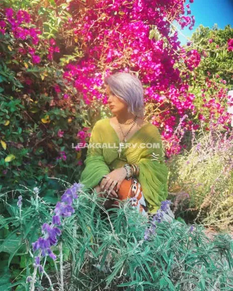 Mayatheamazon Green Dress Outdoor Pose OnlyFans Photo Leaked