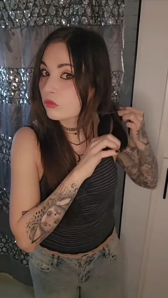 Meloniemac Tattooed Arms Adjusting Top OnlyFans Video Leaked