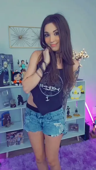 Meloniemac Denim Shorts Tease OnlyFans Video Leaked