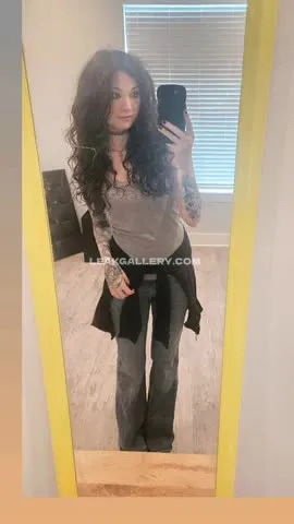 Meloniemac Tattooed Arms In Crop Top OnlyFans Photo Leaked