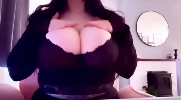 Meowsyvt Deep Cleavage Tease OnlyFans Video Leaked