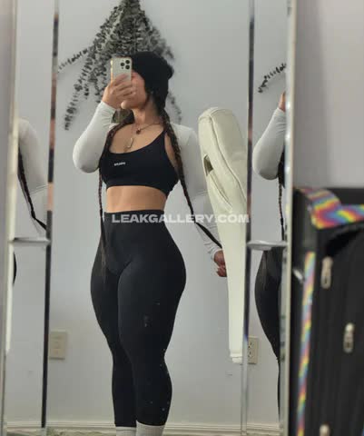 Mewlilayy Black Sports Bra Pose OnlyFans Photo Leaked