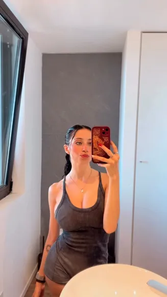 Milagros Low-Cut Tank Top Pose OnlyFans Video Leaked