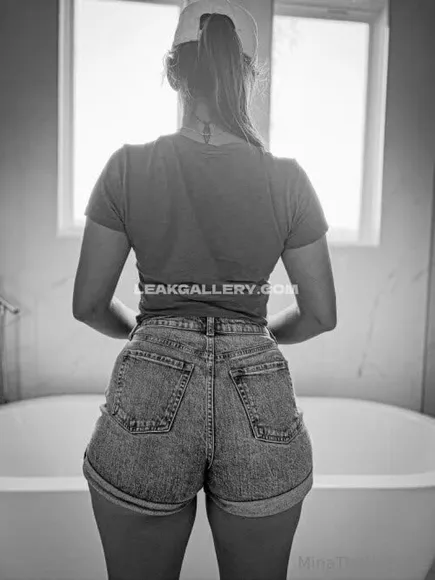 Minathehotwife Denim Shorts Ass Pose OnlyFans Photo Leaked