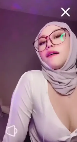 Miraeith White Top Deep V Neck OnlyFans Video Leaked