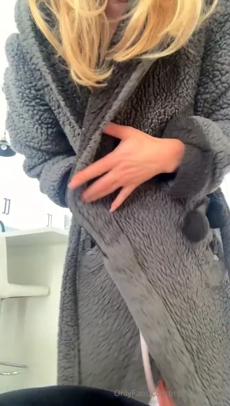 Missbehavin26 Furry Robe Tease OnlyFans Video Leaked