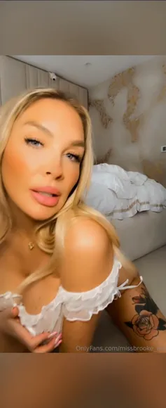 Missbrooke_lyn White Lacy Thong Tease OnlyFans Video Leaked