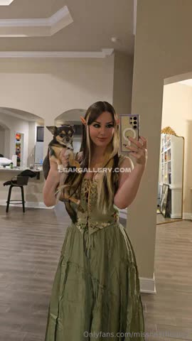 Missheatherbby Green Dress Selfie With Dog OnlyFans Photo Leaked