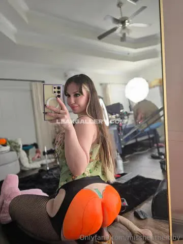 Missheatherbby Orange Booty Shorts Pose OnlyFans Photo Leaked