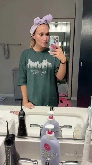 Missjaderylee T-Shirt Lift And Ass Pose OnlyFans Video Leaked