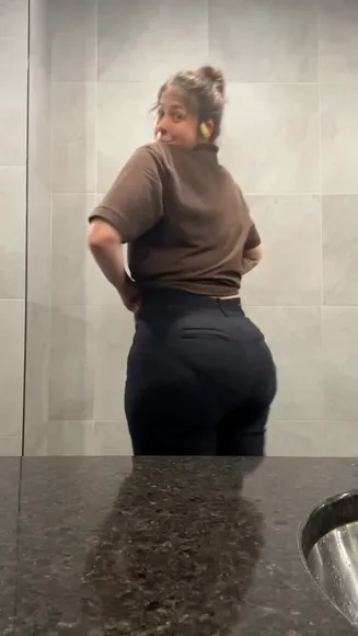 Moe.gray.1997 Tight Pants Ass Shake OnlyFans Video Leaked