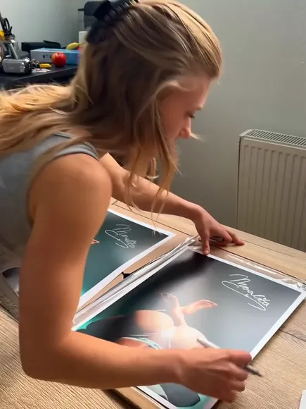 Monahuygelen Signing Printed Photos OnlyFans Video Leaked