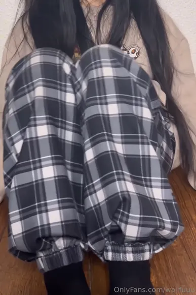 Mooncakeeva Plaid Pants Spread OnlyFans Video Leaked