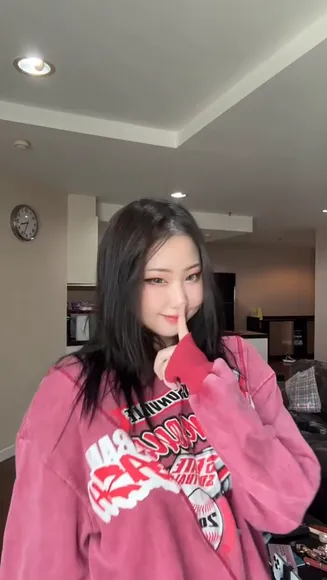 Msbreewc Pink Graphic Sweatshirt Tease OnlyFans Video Leaked