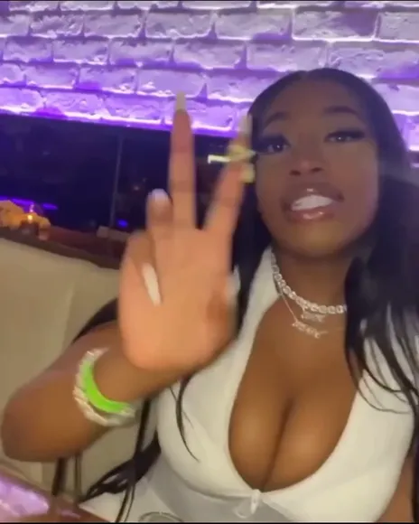 Muvamoore Deep V White Top OnlyFans Video Leaked